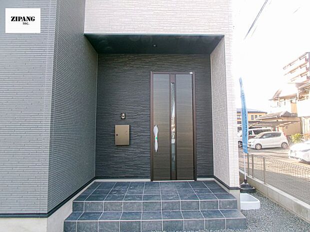 【断熱玄関ドア】断熱性能にとって開口部の玄関はとても大事です。雨にぬれずに郵便物をとることができるポスト、テレビカメラ付きのインターホンがあります。