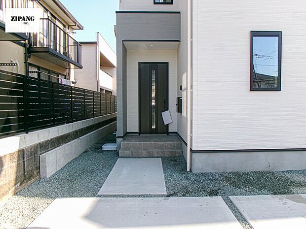 【断熱玄関ドア】断熱性能にとって開口部の玄関はとても大事です。玄関先にはポスト、テレビカメラ付きのインターホンがあります。