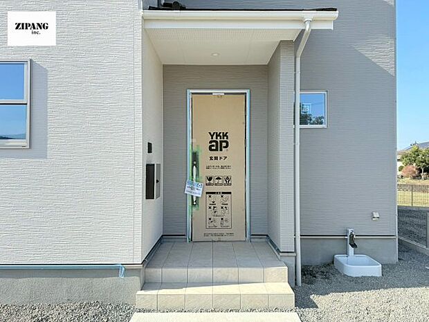 【断熱玄関ドア】断熱性能にとって開口部の玄関はとても大事です。玄関先にはポスト、テレビカメラ付きのインターホンがあります。