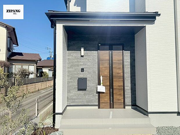 【断熱玄関ドア】断熱性能にとって開口部の玄関はとても大事です。雨にぬれずに郵便物をとることができるポスト、テレビカメラ付きのインターホンがあります。