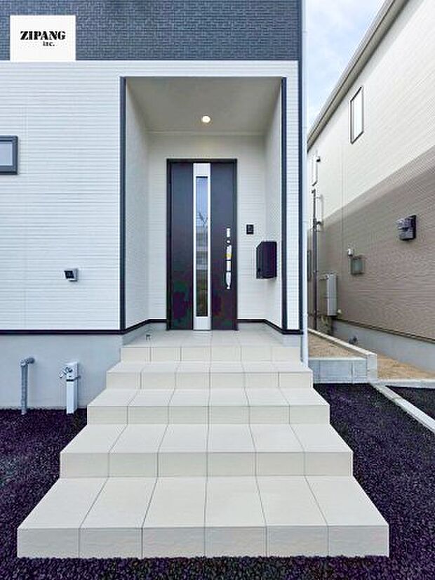 【断熱玄関ドア】断熱性能にとって開口部の玄関はとても大事です。雨にぬれずに郵便物をとることができるポスト、テレビカメラ付きのインターホンがあります。