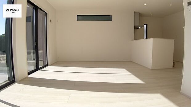 【リビングダイニング】【リビング】キッチンと一体になったリビングはひろびろとしたくつろぎ空間を実現しています。