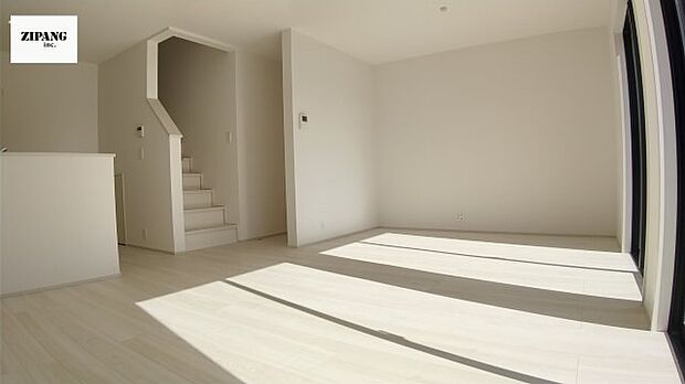 【リビングダイニング】【リビング】キッチンと一体になったリビングはひろびろとしたくつろぎ空間を実現しています。