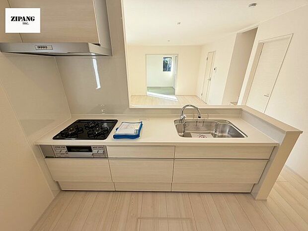 【キッチン】【キッチン】お子さんや家族と距離感近く料理が可能な対面式のシステムキッチンです。3口コンロのキッチンで料理をお楽しみください♪