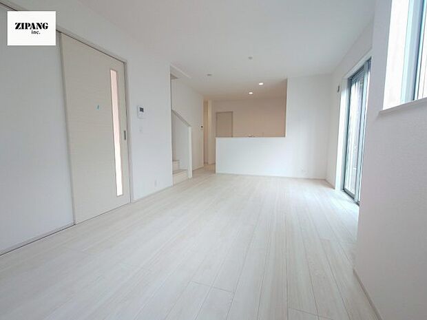 【居間・リビング】【リビング】キッチンと一体になったリビングはひろびろとしたくつろぎ空間を実現しています。