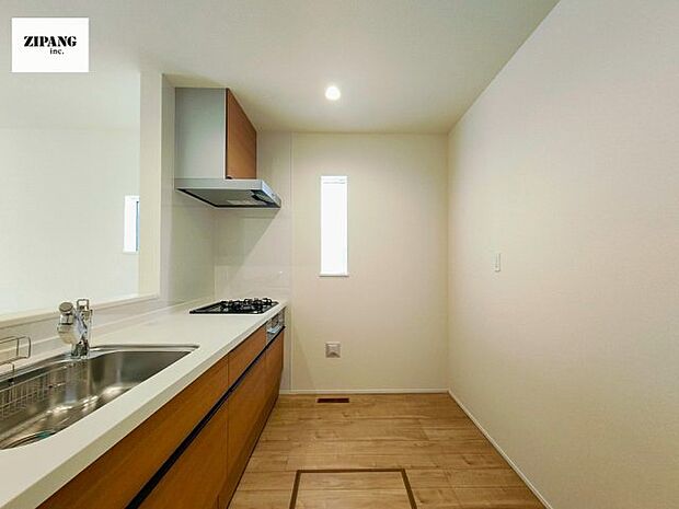 【キッチン】【キッチン】お子さまや家族と距離感近く料理が可能な対面式のシステムキッチンです。3口コンロのキッチンでお料理のレパートリーが増えそうです♪ 