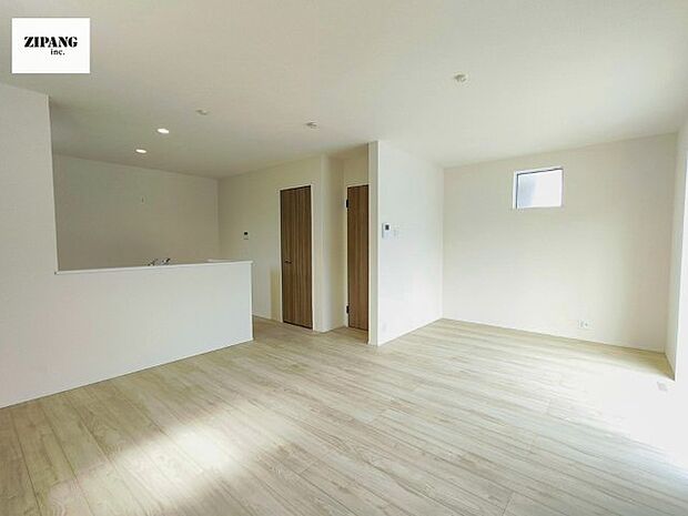 【居間・リビング】【リビング】キッチンと一体になったリビングはひろびろとしたくつろぎ空間を実現しています。 