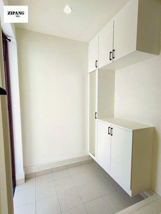 【玄関】【玄関】すっきり清潔感のある収納です。収納扉はミラー付きなのでお出かけ前に便利です。