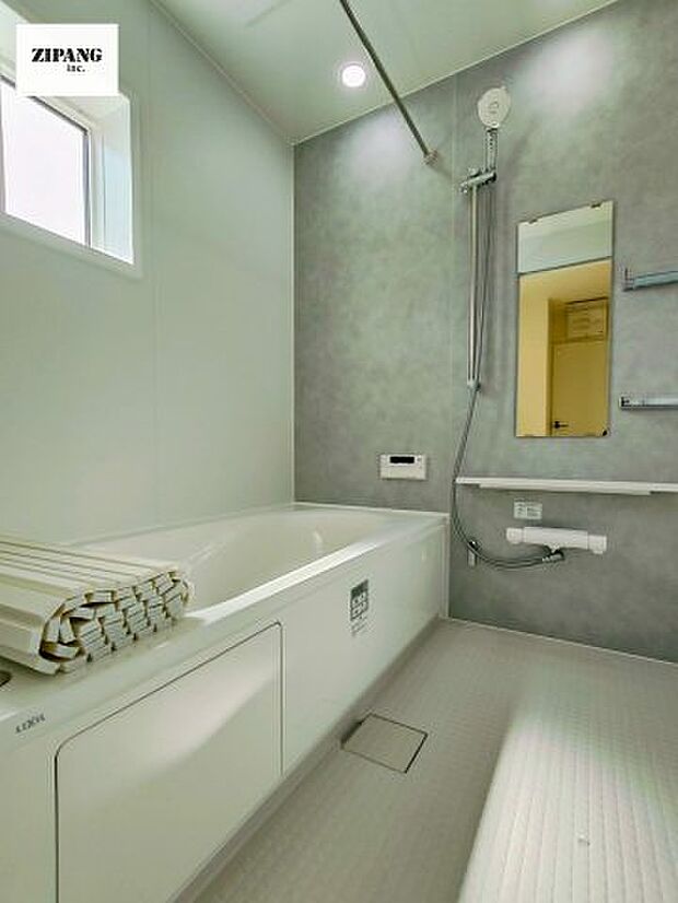 【風呂】【浴室】1坪タイプのお風呂。浴室暖房換気乾燥機付きで、雨の日の洗濯や冬の入浴を快適に過ごせます。