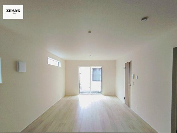 【居間・リビング】【リビング】キッチンと一体になったリビングはひろびろとしたくつろぎ空間を実現しています。