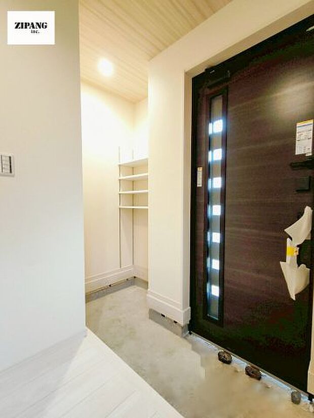 【玄関】【シューズインクローク】玄関脇の奥行きがあるスペースは靴を履いたまま靴や雨具、ベビーカーなどを片付けられます。 