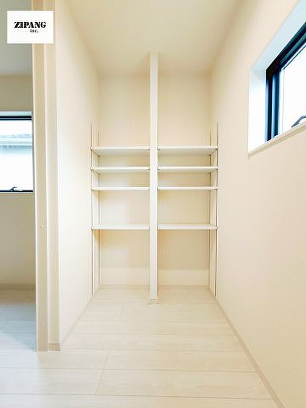 【収納】【ファミリークローク】リビングの奥には棚付きの大きな物入があります。普段使いのものから季節のものまでなんでも整理できます。