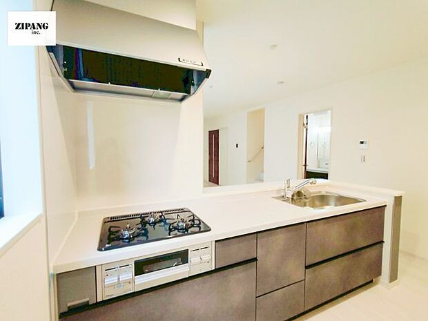 【キッチン】【キッチン】お子さまや家族と距離感近く料理が可能な対面式のシステムキッチンです。3口コンロのキッチンでお料理のレパートリーが増えそうです♪ 