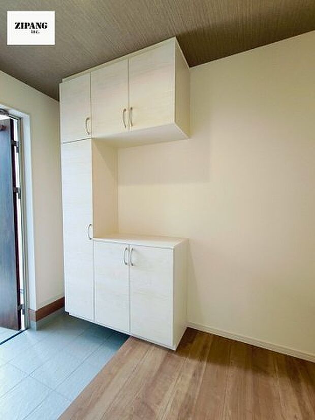 【玄関】【玄関】すっきり清潔感のある玄関です。玄関タイルはお掃除しやすく清潔を保てます♪ 