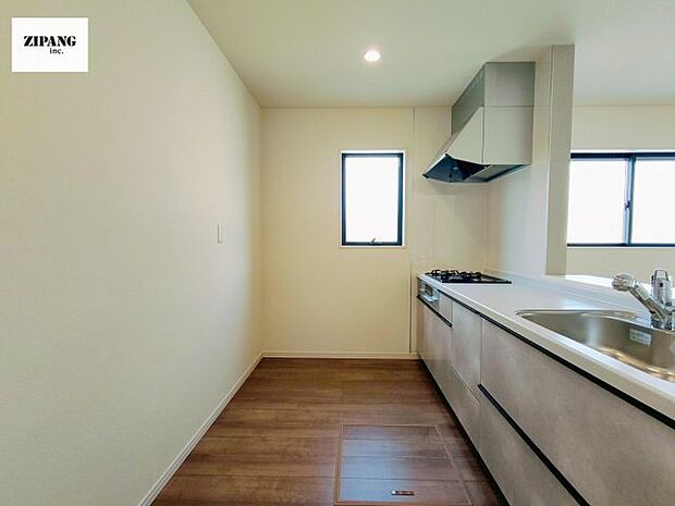 【キッチン】【キッチン】家族や７お客さまと距離感近く料理が可能な対面式のシステムキッチンです。3口コンロのキッチンでお料理のレパートリーが増えそうです♪ 