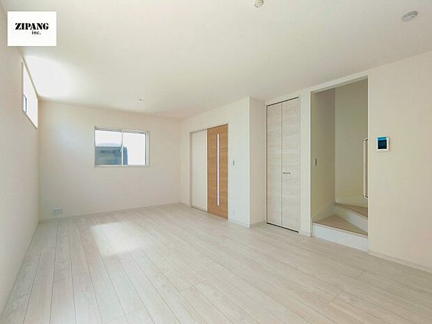 【居間・リビング】【リビング】キッチンと一体になったリビングはひろびろとしたくつろぎ空間を実現しています。 