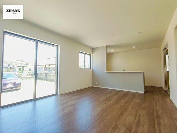 【居間・リビング】【リビング】キッチンと一体になったリビングはひろびろとしたくつろぎ空間を実現しています。