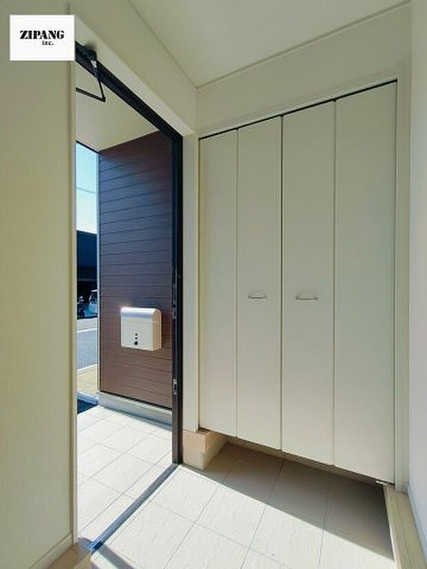 【収納】【玄関】明るい玄関。大容量の収納スペースは大家族でもらくらく収納可能です。 