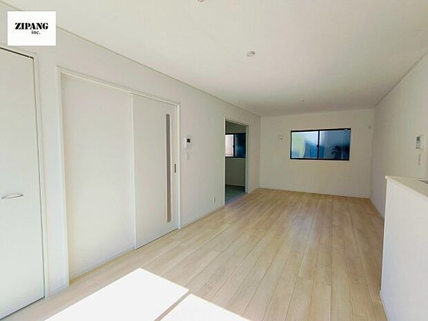 【居間・リビング】【リビング】キッチンと一体になったリビングはひろびろとしたくつろぎ空間を実現しています。 