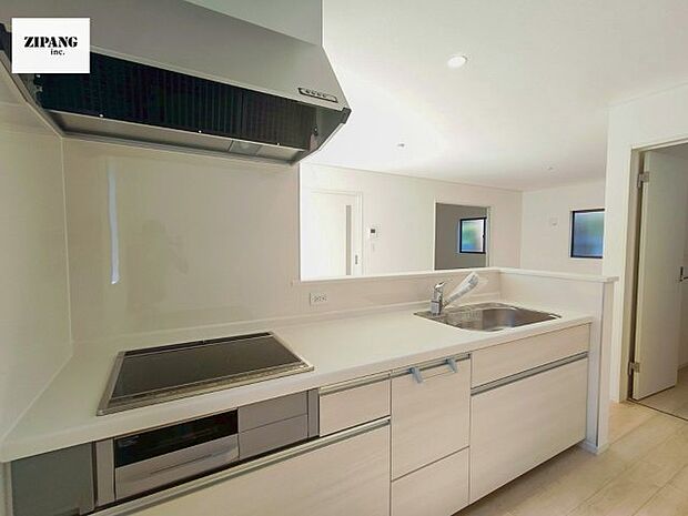 【キッチン】【キッチン】お子さまや家族と距離感近く料理が可能な対面式のシステムキッチンです。3つ口IHコンロでお料理のレパートリーが増えそうです。 