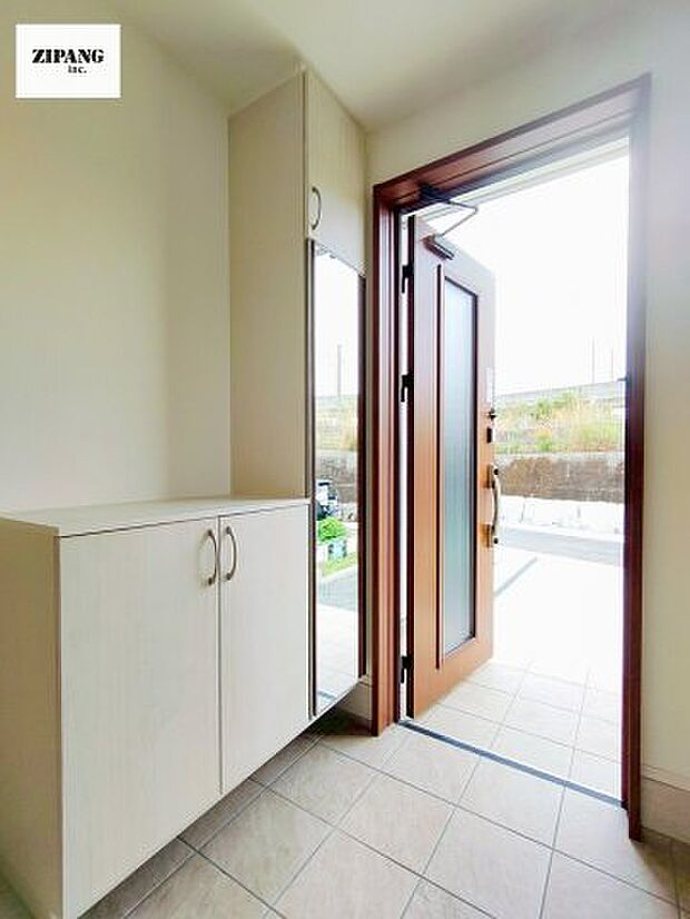 【収納】【玄関収納】収納扉はミラー付きですのでお出かけ前に便利です。 