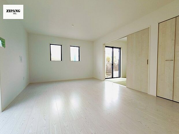 【居間・リビング】【リビング】キッチンと一体になったリビングはひろびろとしたくつろぎ空間を実現しています。 