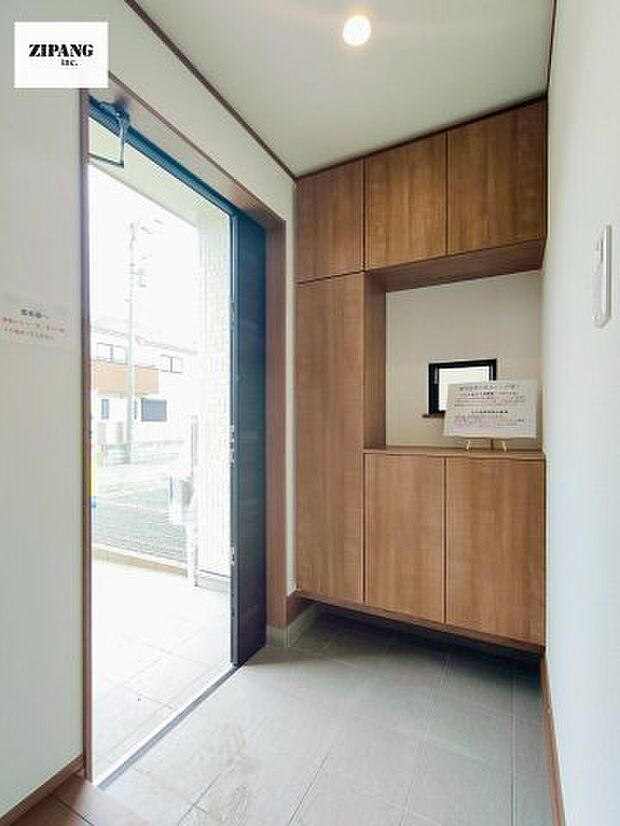 【玄関】【玄関】玄関に窓があるとお家全体が明るい印象を受けます。玄関タイルはお掃除しやすく清潔を保てます♪