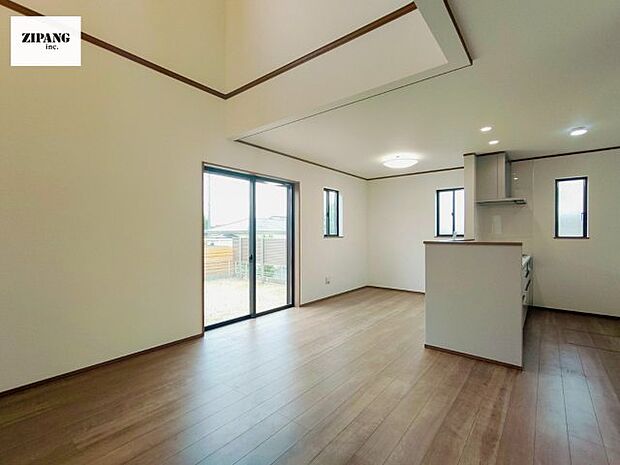 【居間・リビング】リビング】キッチンと一体になったリビングはひろびろとしたくつろぎ空間を実現しています。