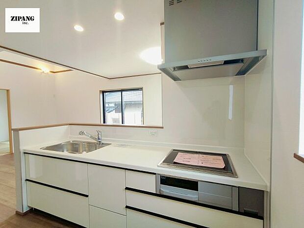 【キッチン】【キッチン】お子さまや家族と距離感近く料理が可能な対面式のシステムキッチンです。3口コンロのキッチンでお料理のレパートリーが増えそうです♪