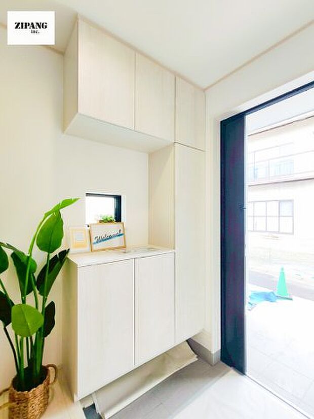 【収納】【玄関】玄関に窓があるとお家全体が明るい印象を受けます。清潔感のある玄関収納扉で整理整頓も楽々です。