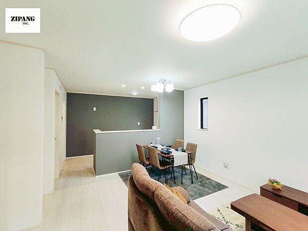 【居間・リビング】【リビング】キッチンと一体になったリビングはひろびろとしたくつろぎ空間を実現しています。モデル家具設置中!家具配置の参考になります♪