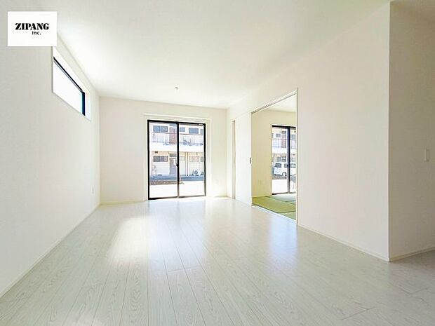 【居間・リビング】【リビング】キッチンと一体になったリビングはひろびろとしたくつろぎ空間を実現しています。