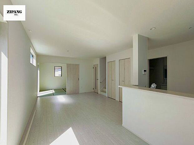 【居間・リビング】【リビング】キッチンと一体になったリビングはひろびろとしたくつろぎ空間を実現しています。