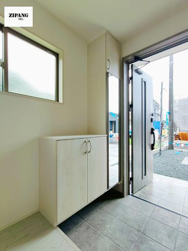 【玄関】【玄関】玄関に窓があるとお家全体が明るい印象を受けます。収納扉はミラー付きですのでお出かけ前に便利です。 