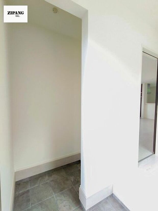 【玄関】【シューズインクローク】玄関脇の奥行きがあるスペースは靴を履いたままベビーカーや雨具を片付けられます。 