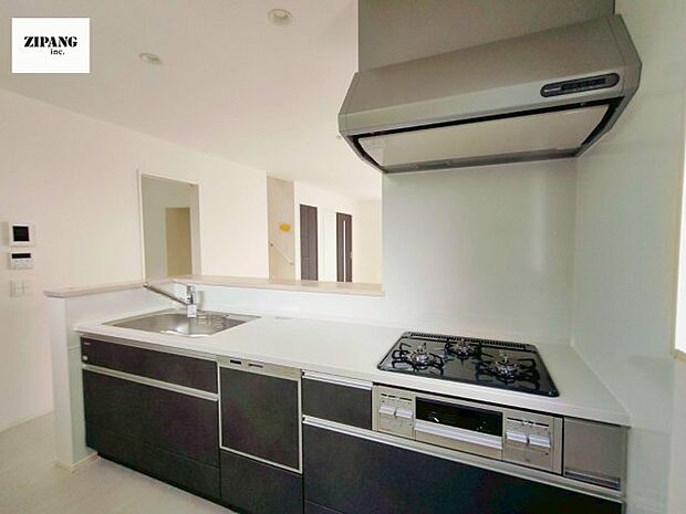 【キッチン】【キッチン】お子さまや家族と距離感近く料理が可能な対面式のシステムキッチンです。3口コンロのキッチンでお料理のレパートリーが増えそうです♪ 