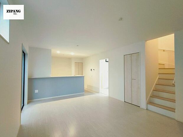 【居間・リビング】【リビング】リビングの一角にあるアクセントクロスをあしらったスタディスペースは、子どもさんのお勉強やちょっとした家事、PC仕事など便利にお使いいただけます♪ 