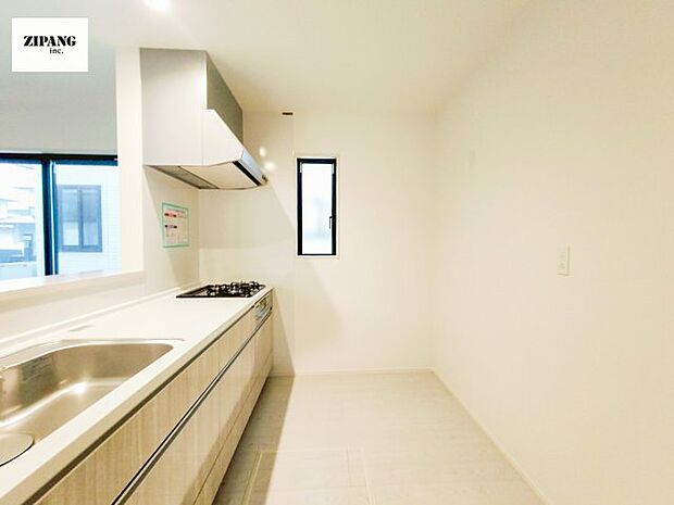 【キッチン】【キッチン】お子さまや家族と距離感近く料理が可能な対面式のシステムキッチンです。3口コンロのキッチンでお料理のレパートリーが増えそうです♪ 