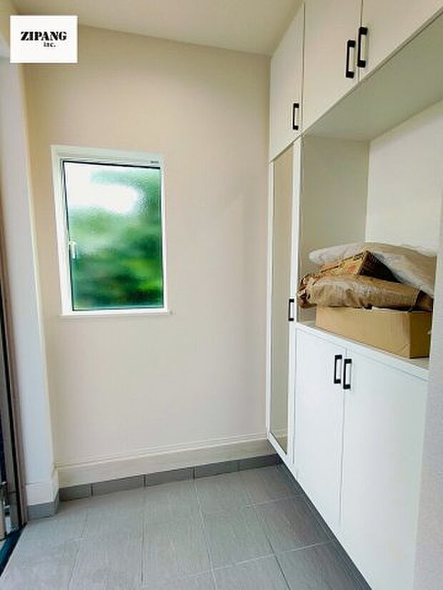 【玄関】【玄関】玄関に窓があるとお家全体が明るい印象を受けます。収納扉はミラー付きですのでお出かけ前に便利です。 