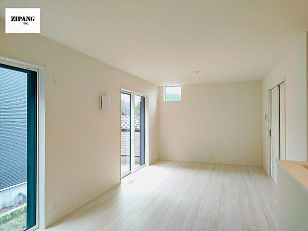 【居間・リビング】【リビング】キッチンと一体になったリビングはひろびろとしたくつろぎ空間を実現しています。 