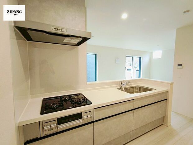 【キッチン】【キッチン】お子さまや家族と距離感近く料理が可能な対面式のシステムキッチンです。3口コンロのキッチンでお料理のレパートリーが増えそうです♪ 