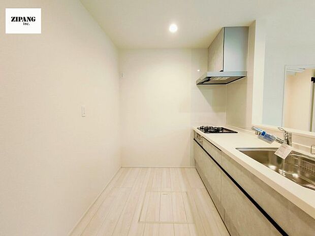 【キッチン】【キッチン】お子さまや家族と距離感近く料理が可能な対面式のシステムキッチンです。3口コンロのキッチンでお料理のレパートリーが増えそうです♪