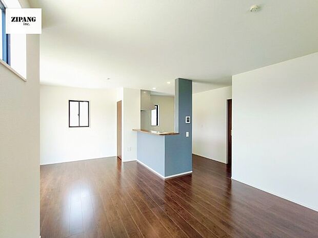 【居間・リビング】【リビング】キッチンと一体になったリビングはひろびろとしたくつろぎ空間を実現しています。 