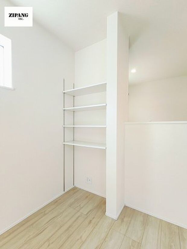 【収納】【リビング】リビングの一角には可動式のオープンシェルフが設置されています。家族の写真など飾りつけが楽しみですね♪