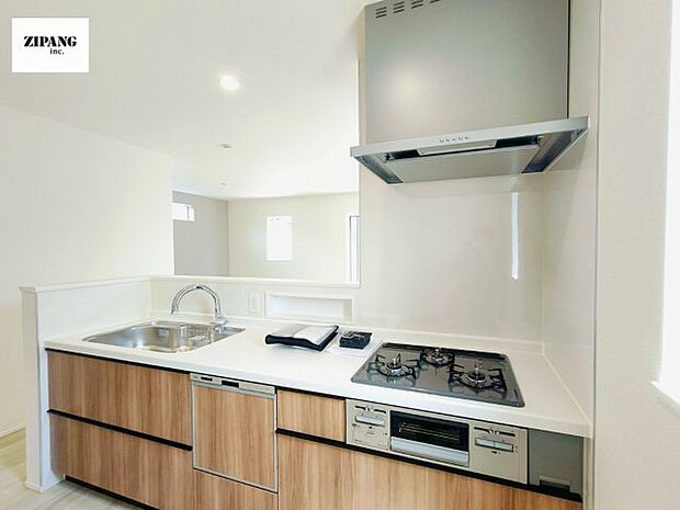 【キッチン】【キッチン】お子さまや家族と距離感近く料理が可能な対面式のシステムキッチンです。3口コンロのキッチンでお料理のレパートリーが増えそうです♪