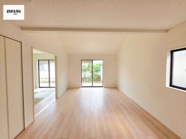 【居間・リビング】【リビング】キッチンと一体になったリビングはひろびろとしたくつろぎ空間を実現しています。