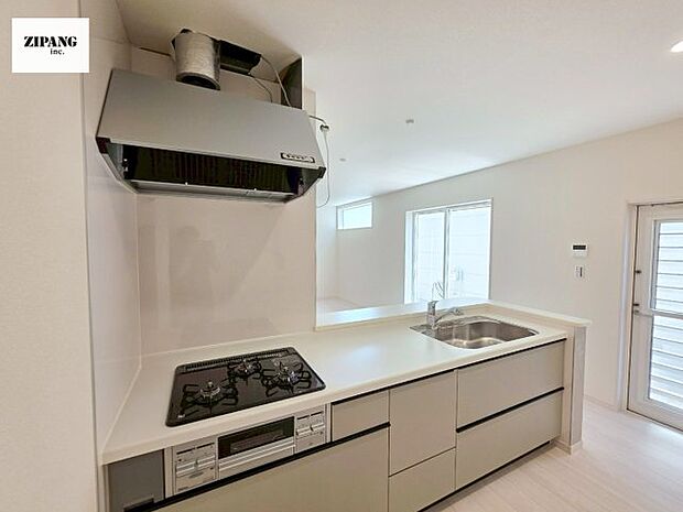 【キッチン】【キッチン】お子さまや家族と距離感近く料理が可能な対面式のシステムキッチンです。3口コンロのキッチンでお料理のレパートリーが増えそうです♪