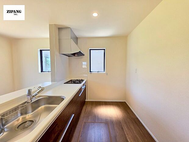 【キッチン】【キッチン】お子さまや家族と距離感近く料理が可能な対面式のシステムキッチンです。3口コンロのキッチンでお料理のレパートリーが増えそうです♪ 