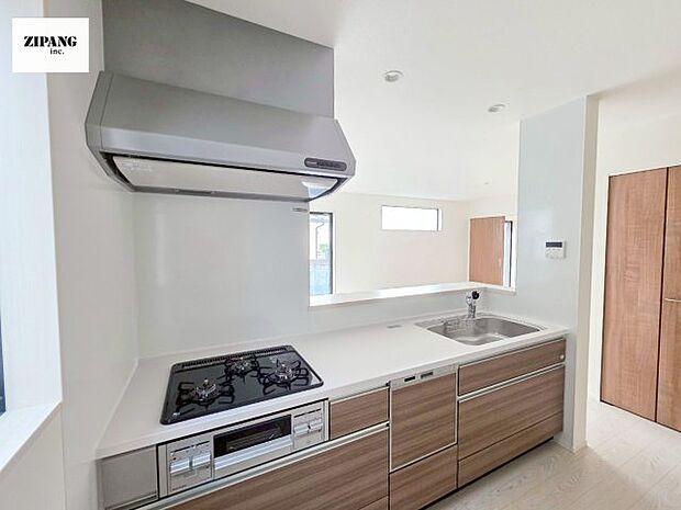 【キッチン】【キッチン】お子さまや家族と距離感近く料理が可能な対面式のシステムキッチンです。3口コンロのキッチンでお料理のレパートリーが増えそうです♪