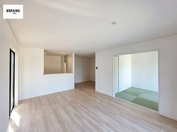 【居間・リビング】【リビング】キッチンと一体になったリビングはひろびろとしたくつろぎ空間を実現しています。 